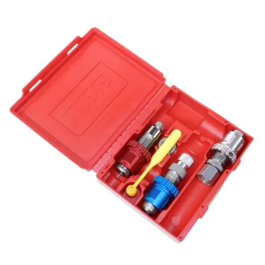 LEE Breech Lock Carbide 3-Die Set – .38 ACP / .38 Super Auto Zestaw zawiera karbidową matrycę pełnego formatu, matrycę rozszerzającą z wsypem prochowym, matrycę osadzającą, kolorowe tuleje szybkiej wymiany, uniwersalny uchwyt do łusek, miarkę prochu oraz instrukcję z danymi dotyczącymi ładowania amunicji.